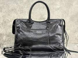 Picture of Balenciaga Handbags _SKUfw237320267fw